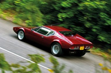 De Tomaso Pantera fahrend, von hinten