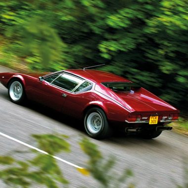 De Tomaso Pantera fahrend, von hinten