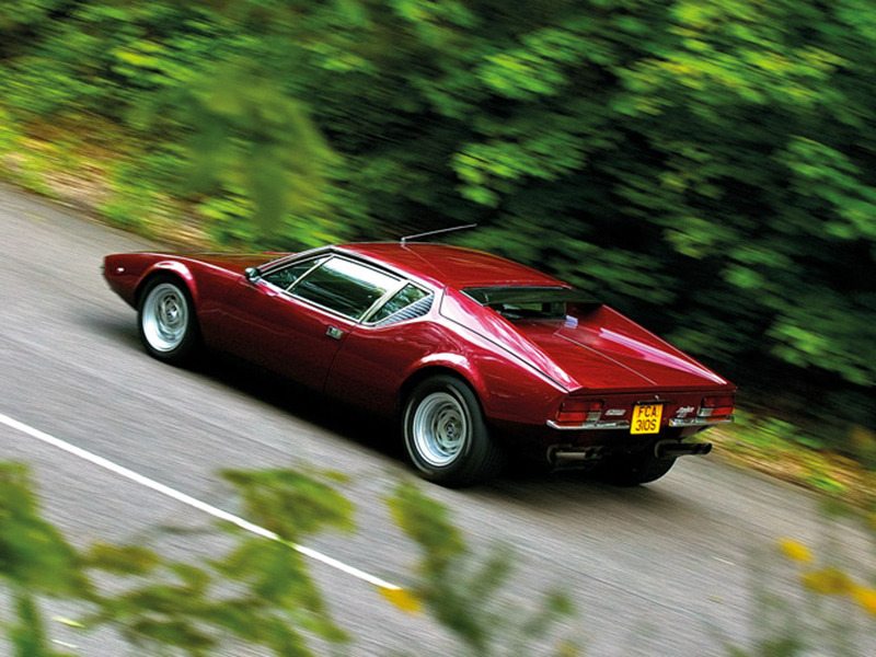 De Tomaso Pantera fahrend, von hinten