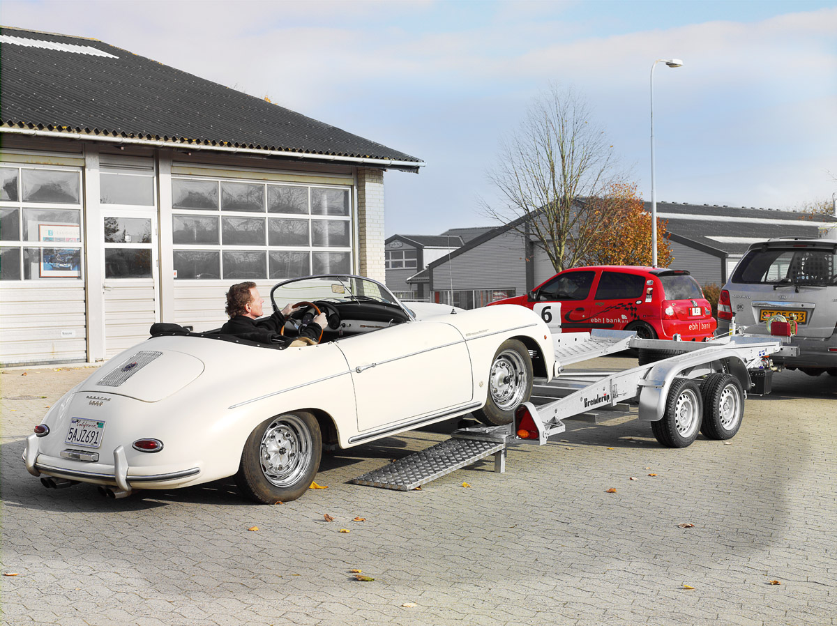 Trailer von Brenderup mit Porsche 356 Speedster