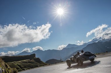 Teilnehmer der Saalbach Classic vor Alpenpanorama