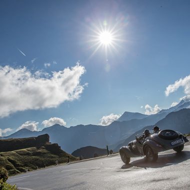 Teilnehmer der Saalbach Classic vor Alpenpanorama