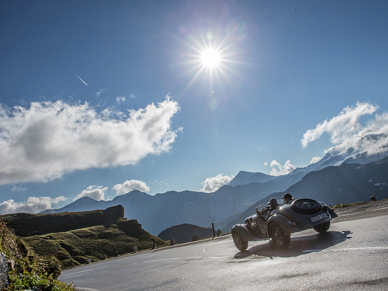 Teilnehmer der Saalbach Classic vor Alpenpanorama