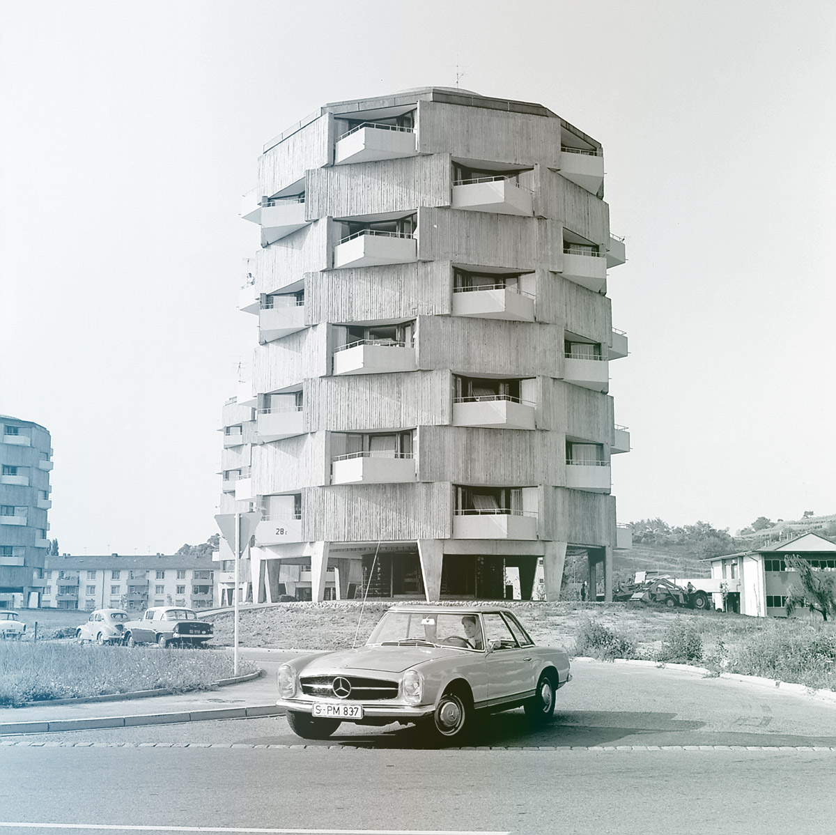 Mercedes-Benz 230 SL Pagode parkend vor einem Gebäude