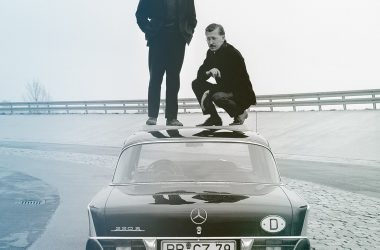 Béla Barényis und Paul Bracq beim Belastungstest des Dach der Pagode