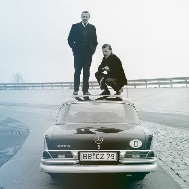 Béla Barényis und Paul Bracq beim Belastungstest des Dach der Pagode