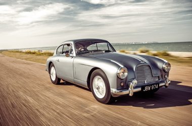 Aston Martin DB2/4 fahrend