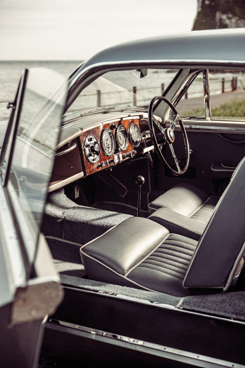 Cockpit des Aston Martin DB2/4