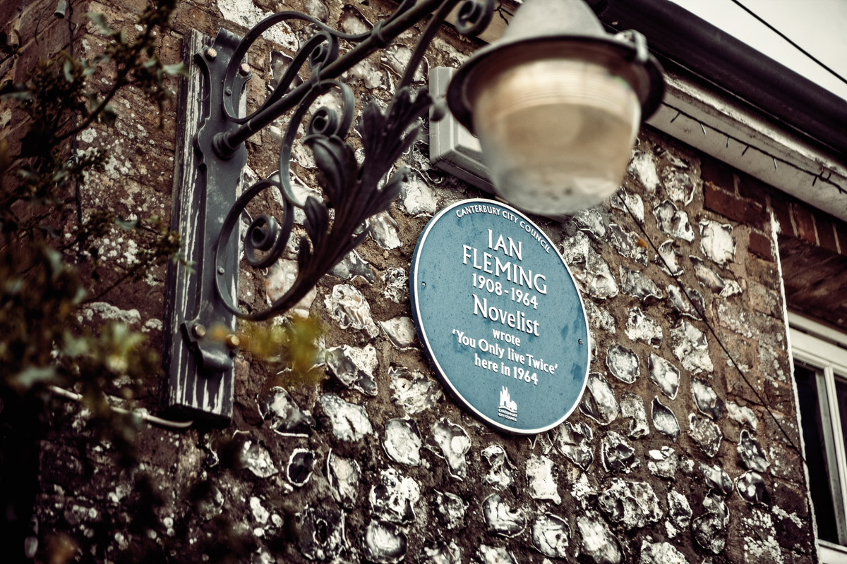 Hauswand in Canterbury mit Hinweisschild, dass Ian Fleming hier einst "man lebt nur zweimal" geschrieben hat