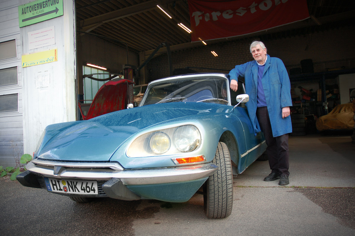 DS-Spezialist Bernd Hatje neben einem Citroen DS