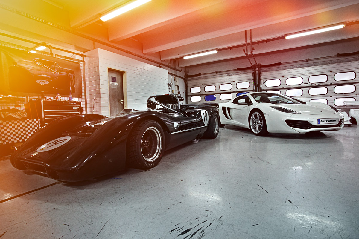 McLaren M6B und McLaren MP4-12C stehend