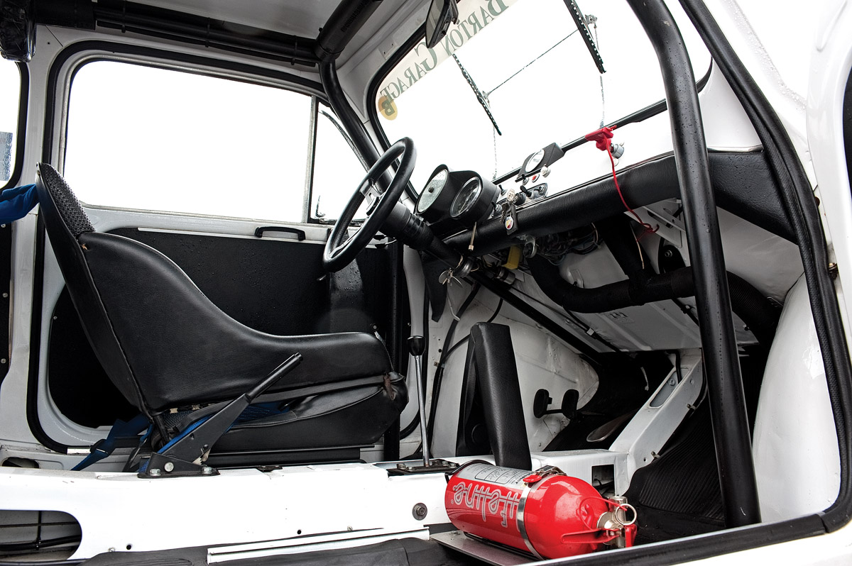 Cockpit eines Fiat 600 Abarth 