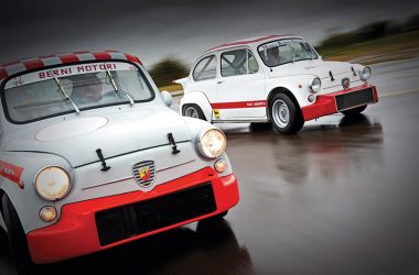 Zwei Fiat 600 Abarth auf regennasser Fahrbahn