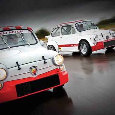 Zwei Fiat 600 Abarth auf regennasser Fahrbahn