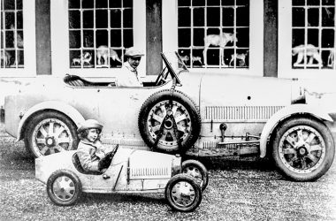 Bugatti Bébé neben seinem Vorbild Bugatti Type 35