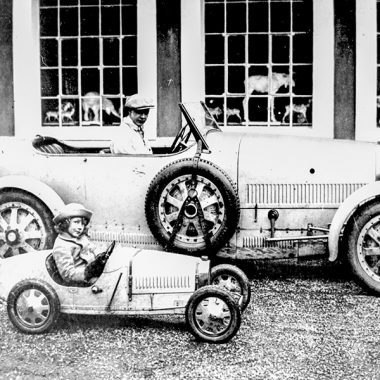Bugatti Bébé neben seinem Vorbild Bugatti Type 35