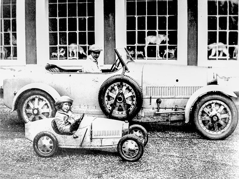 Bugatti Bébé neben seinem Vorbild Bugatti Type 35