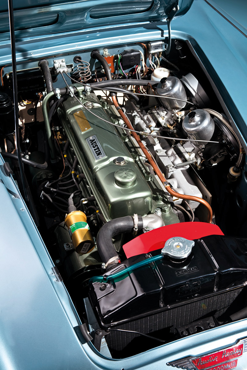 Austin-Healey 3000 Mk. III im Seitenprofil, Motor und Detail der Front