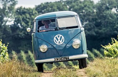 VW Bulli T1 fahrend auf einem Feldweg