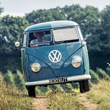 VW Bulli T1 fahrend auf einem Feldweg