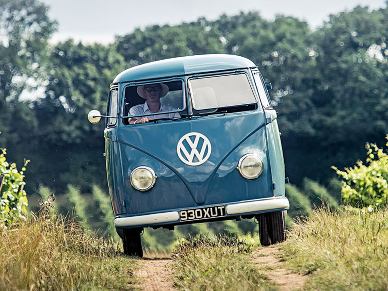 VW Bulli T1 fahrend auf einem Feldweg