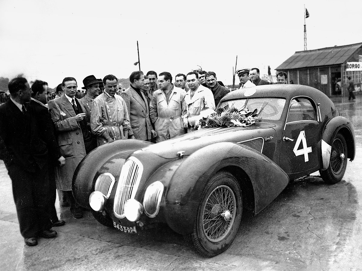 Talbot-Lago stehend mit Rennfahren und Pagnibon