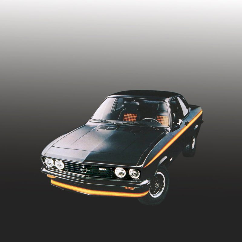 Opel Manta A Black Magic stehend