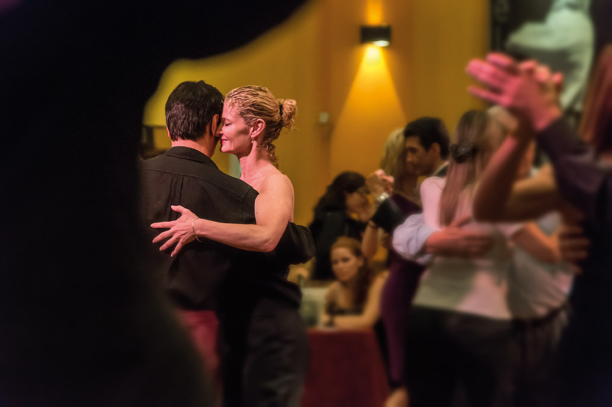 Paare, die Tango tanzen