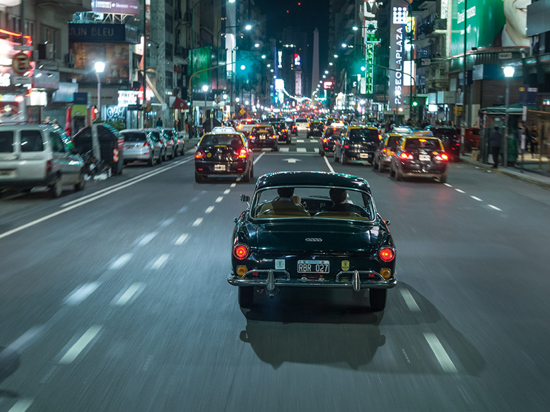 DKW Fissore fahrend bei Nacht in Buenos Aires