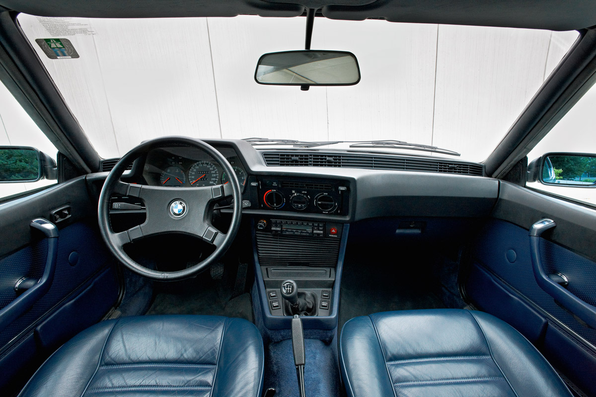 Cockpit eines BMW 635 CSi