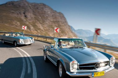 Zwei Mechatronik-Mercedes auf Kurvenfahrt: 280 SE (hinten) und 280 SL (vorne)