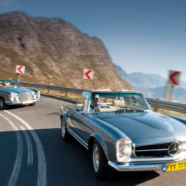 Zwei Mechatronik-Mercedes auf Kurvenfahrt: 280 SE (hinten) und 280 SL (vorne)