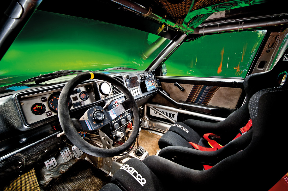 Lancia Delta Integrale HF Cockpit und Motorraum