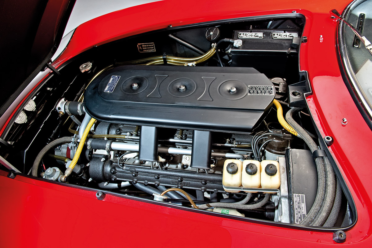 Motor des Ferrari NART Spider
