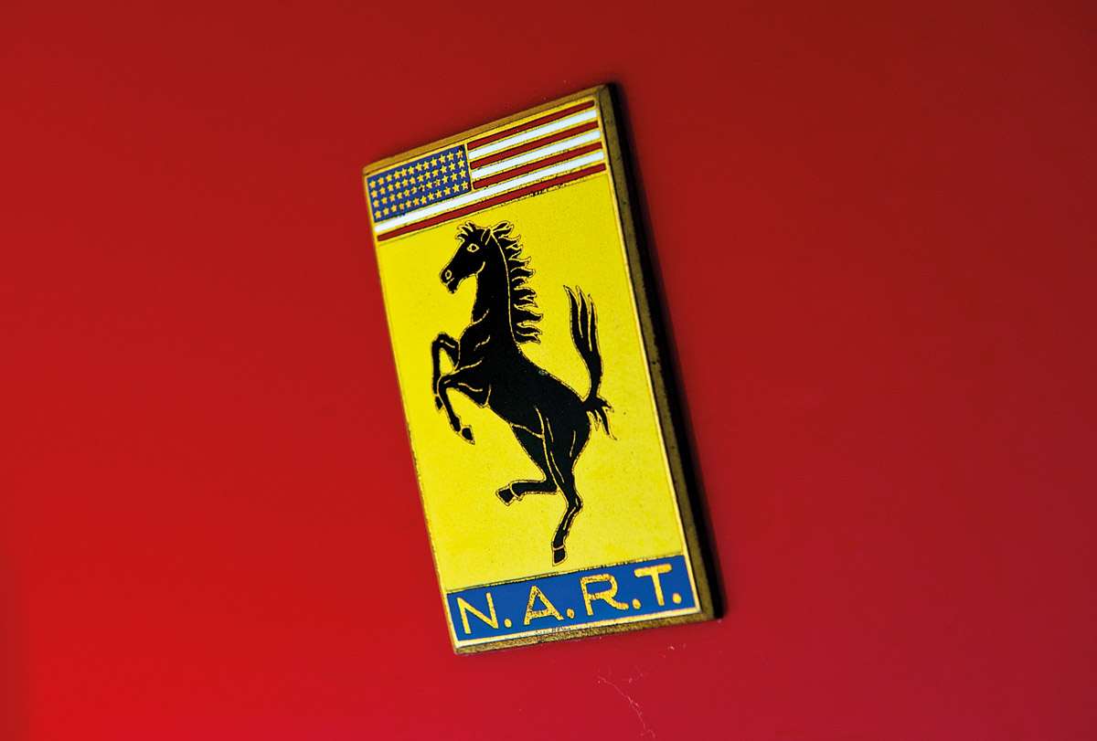 Ferrari NART Spider fahrend, stehend und Emblem