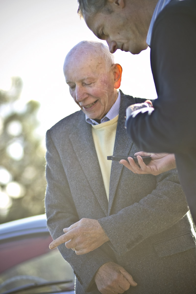 BMW 507 fahrend und stehend, sowie John Surtees