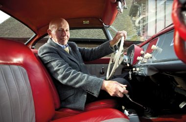 Rennfahrer John Surtees in seinem BMW 507