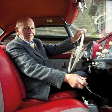 Rennfahrer John Surtees in seinem BMW 507