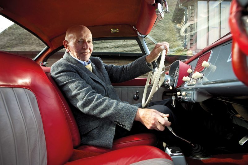 Rennfahrer John Surtees in seinem BMW 507