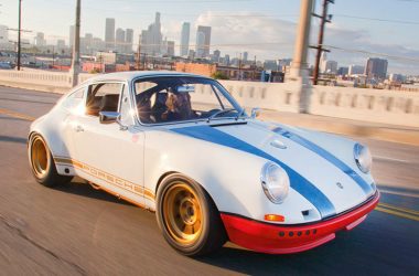 Porsche-Sammler Magnus Walker in seinem Porsche 911