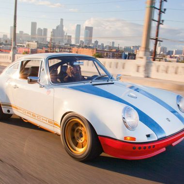 Porsche-Sammler Magnus Walker in seinem Porsche 911