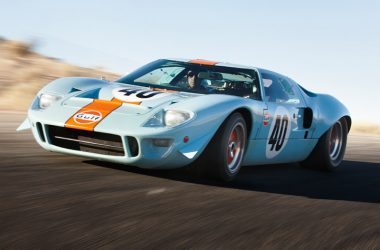 Ford GT40 fahrend in der Lackierung Gulf Orange / Gulf Blue