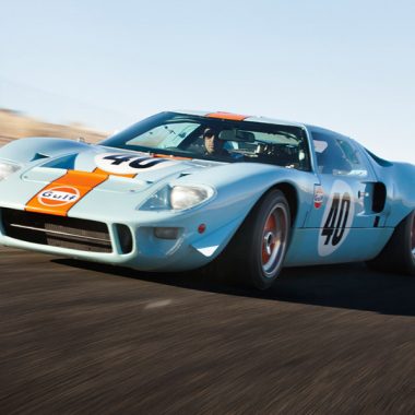 Ford GT40 fahrend in der Lackierung Gulf Orange / Gulf Blue