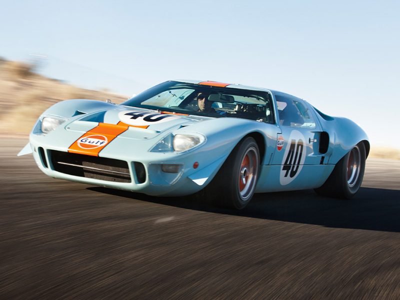 Ford GT40 fahrend in der Lackierung Gulf Orange / Gulf Blue