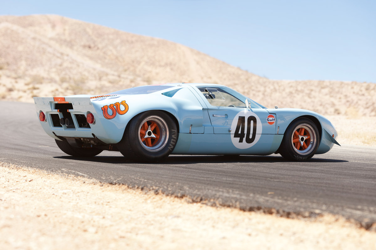 Ford GT40 fahrend und Fahrzeugdetails