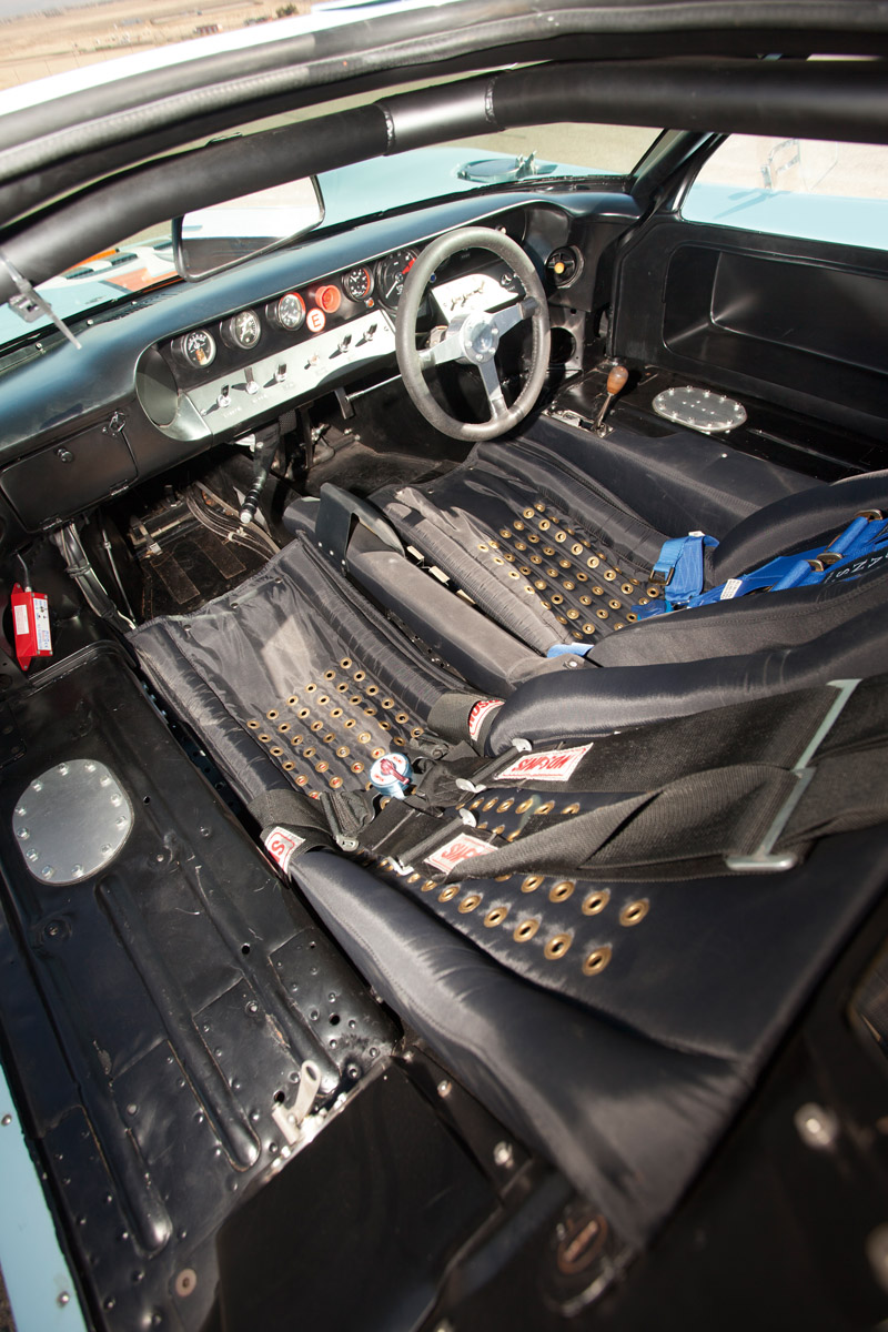 Cockpit des Ford GT40 1074