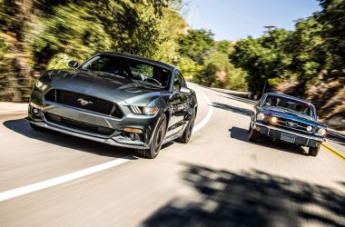 Ford Mustang V8 GT, Bj. 2015, fahrend neben Ford Mustang 289 Fastback, Bj. 1965