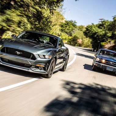 Ford Mustang V8 GT, Bj. 2015, fahrend neben Ford Mustang 289 Fastback, Bj. 1965