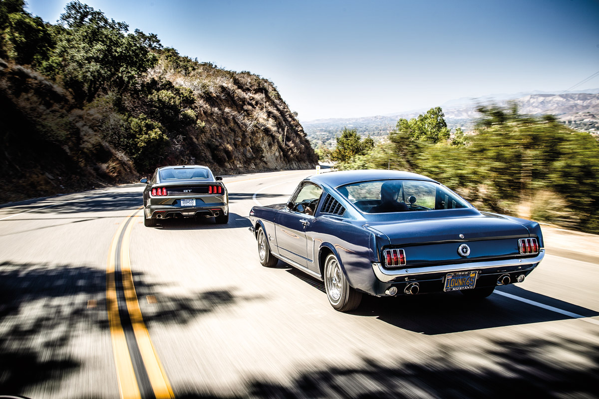 Ford Mustang V8 GT und Ford Mustang 289 Fastback fahrend, von hinten