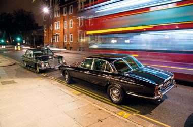 Mercedes-Benz 300 SEL und Daimler Double Six Schnauze an Schnauze